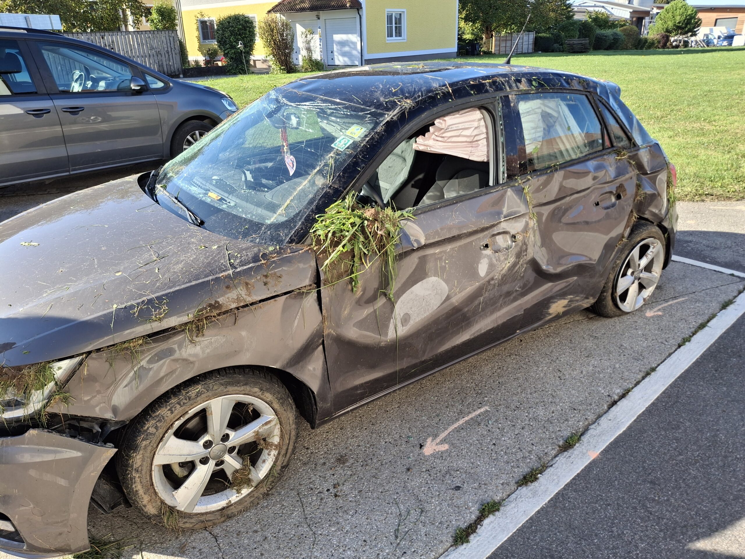 Verkehrsunfall mit Fahrzeugüberschlag auf der L89