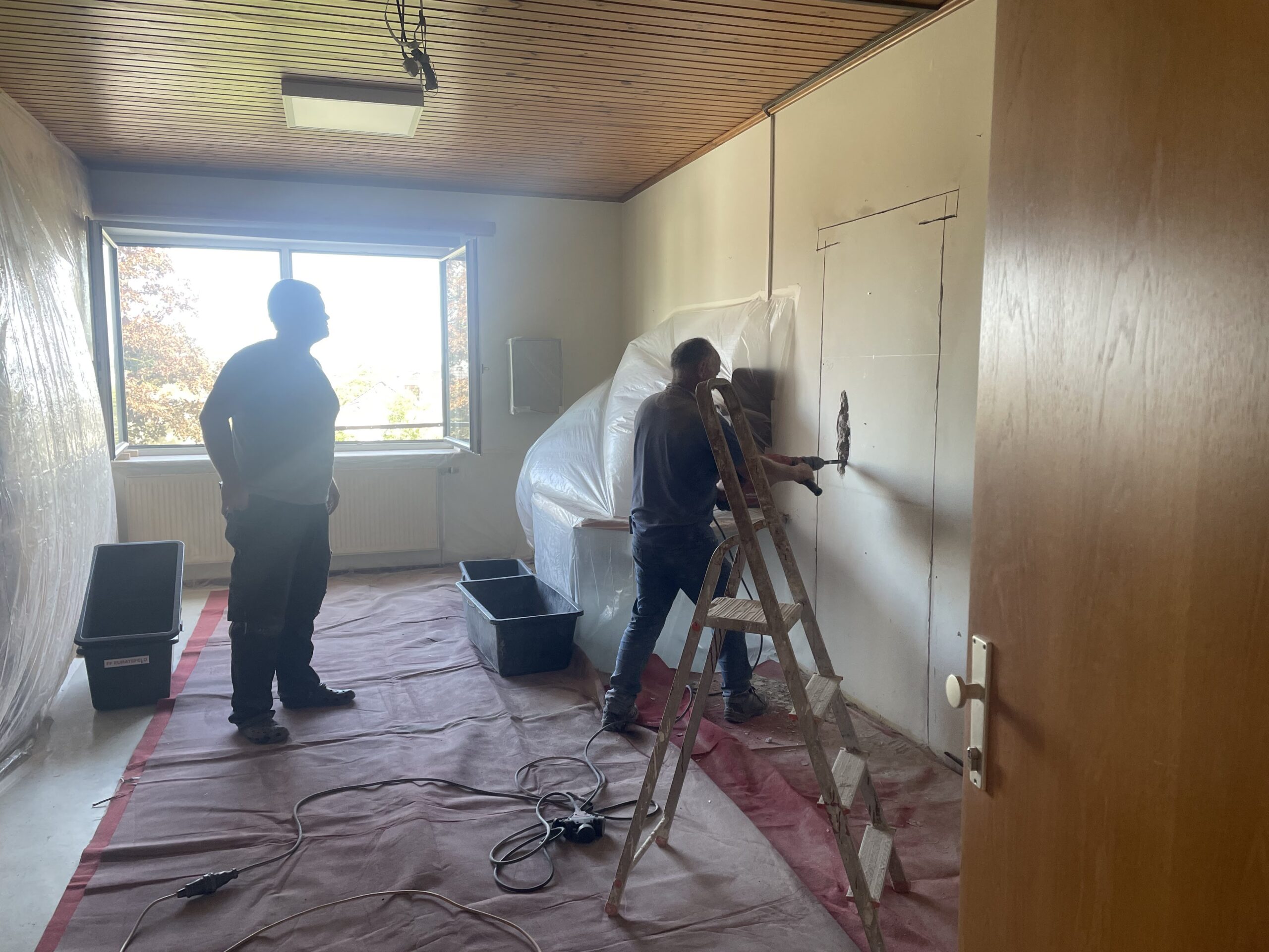 Fleißige Handwerker – neue Türe wurde eingebaut,