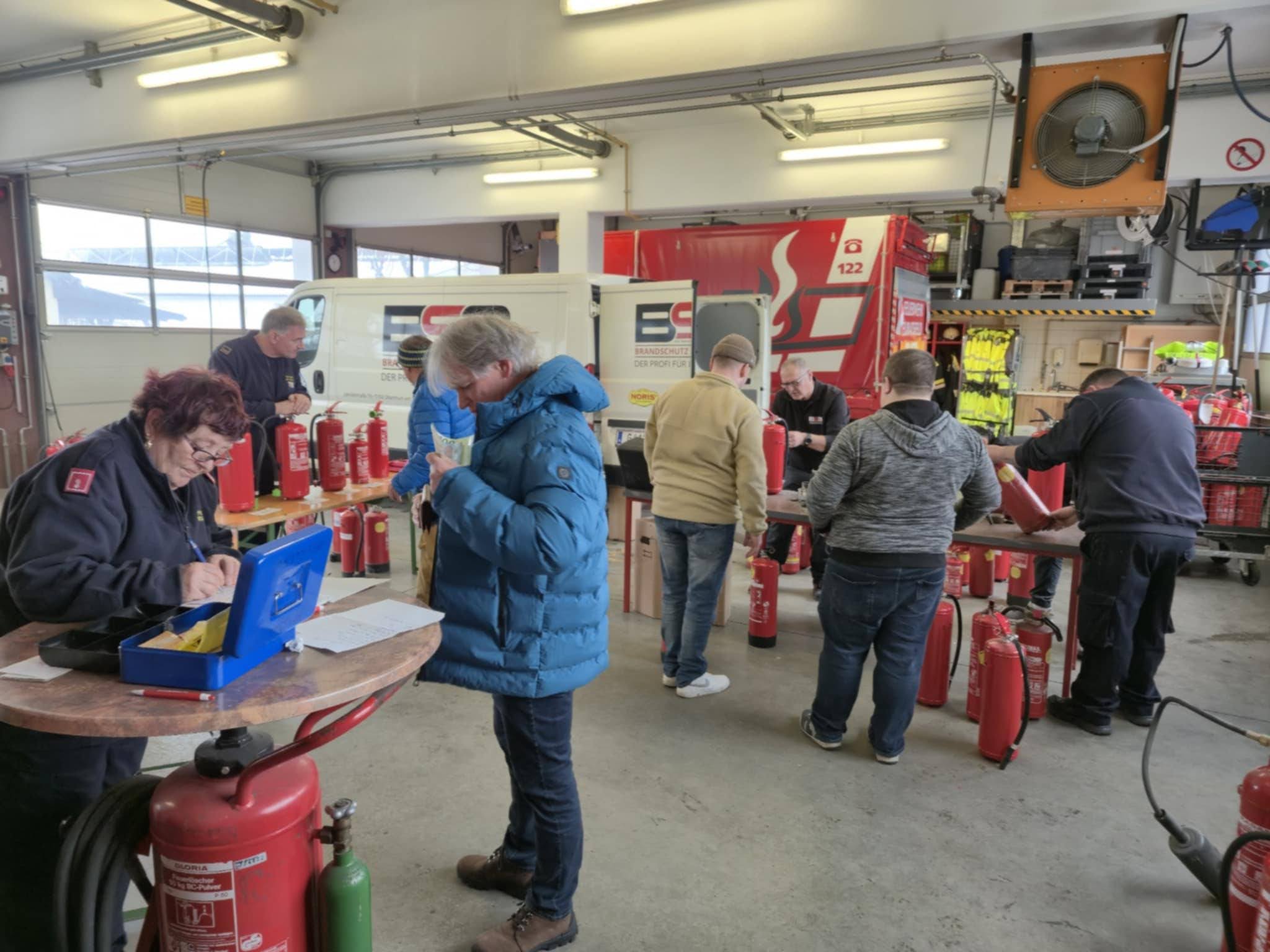 Feuerlöscher Überprüfung im FF Haus